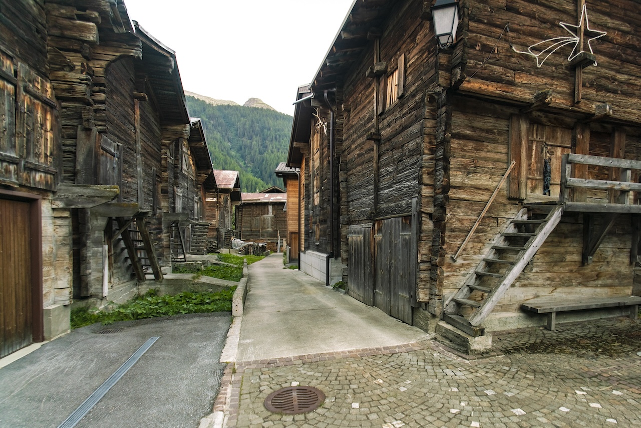 ruelle d'un vieux village dans les Alpes Suisse