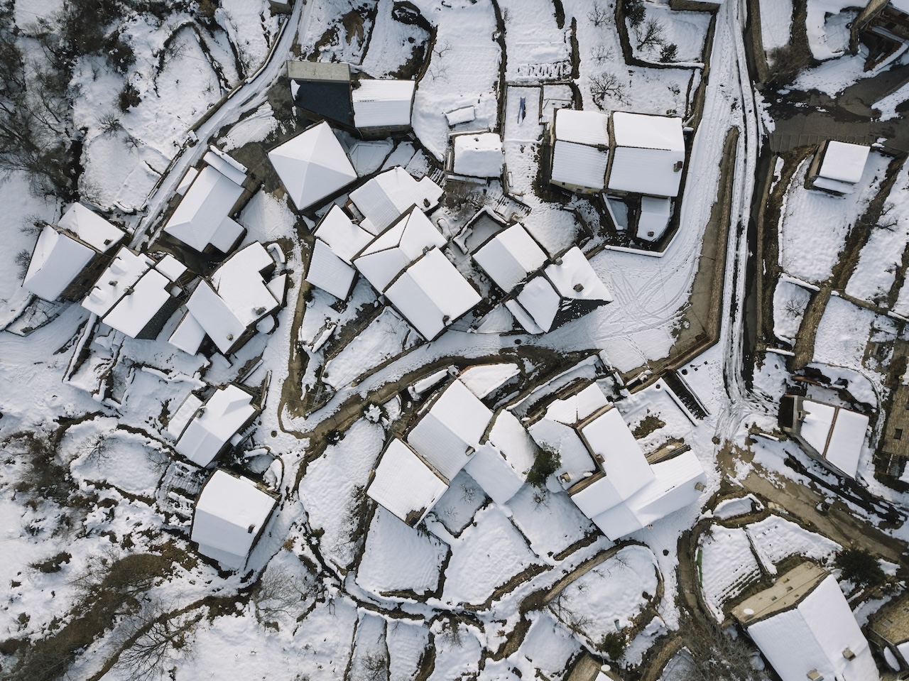 Vue aérienne d'une station alpine en hiver en Suisse