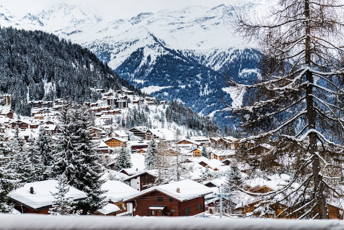 Village alpin en hiver en Suisse