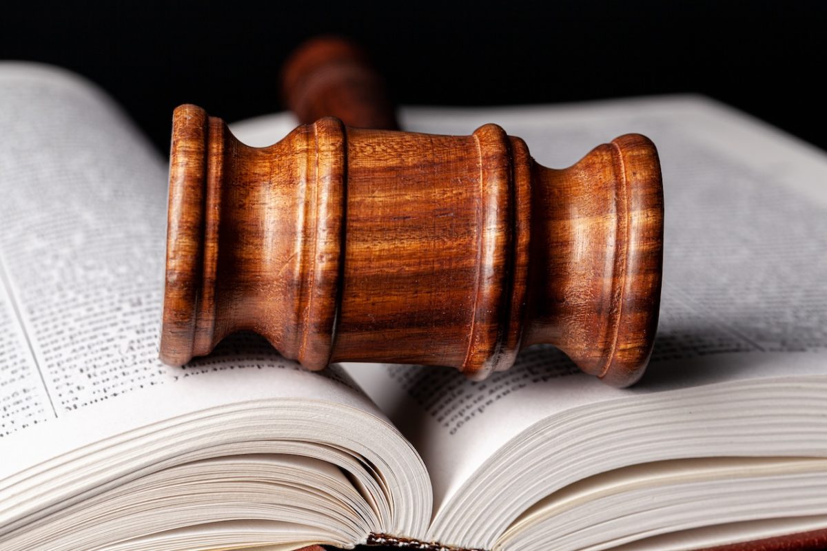 Marteau de juge sur le code des obligations Suisse